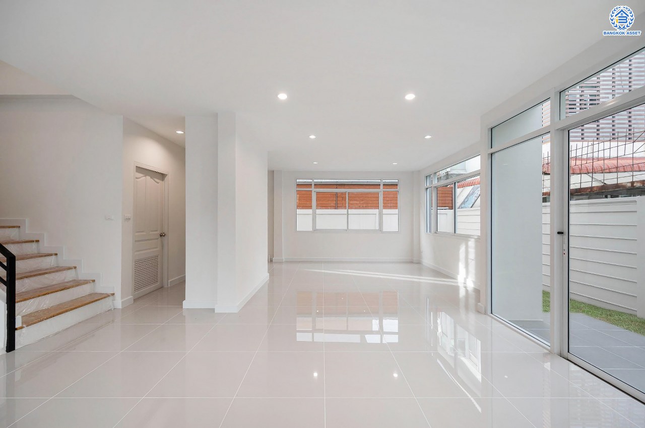 บ้านมือสองตกแต่งใหม่ โครงการ บุษราคัมรีเจนท์ ปิ่นเกล้า-บรมราชชนนี เนื้อที่  67.50 ตร.ว. ฟังก์ชัน 3 ห้องนอน 3 ห้องน้ำ จอดรถได้ 2 คัน สภาพแวดล้อมดี เดินทางเข้าสู่เมืองได้สะดวกเชื่อมต่อ ถนนพุทธมณฑลสาย 2, ถนนบรมราชชนนี, ถนนกาญจนาภิเษก, ถนนศาลาธรรมสพน์ ใกล้เซ็นทรัลปิ่นเกล้า, ตลาดสดธนบุรี และจุดขึ้นทางด่วน "ศรีรัช"